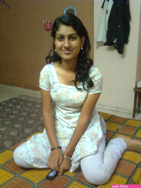 desi nude photos|Desi girl nude pics